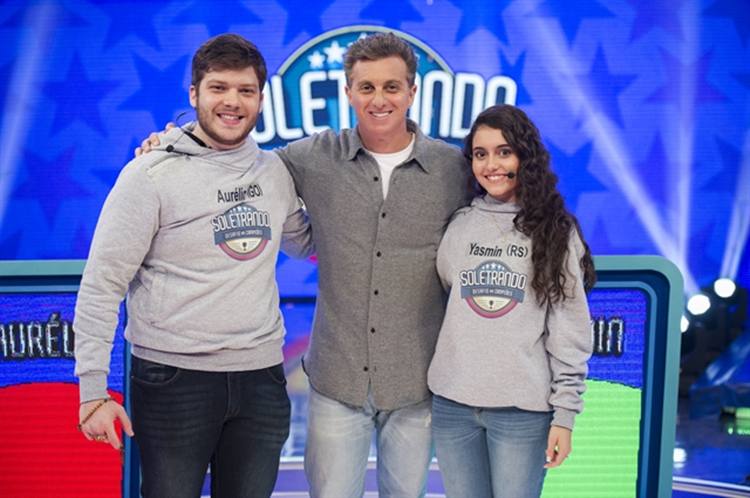 Luciano Huck estreia edição comemorativa do Soletrando