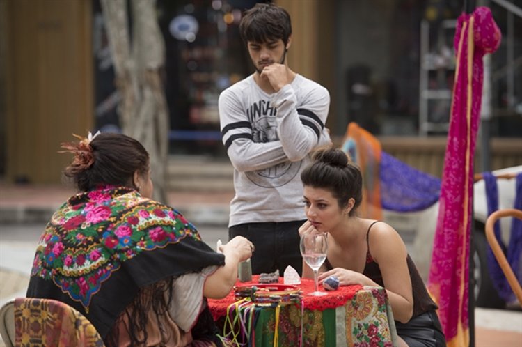 Cigana prevê futuro de Jade e Cobra