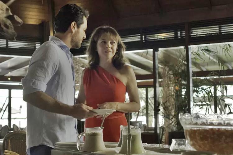 Verdades Secretas - Carolina chega toda arrumada para o café da manhã Foto: TV Globo/Reprodução