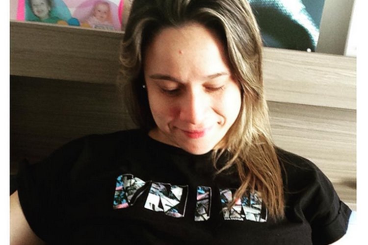 Grávida, Fernanda Gentil posta foto do barrigão