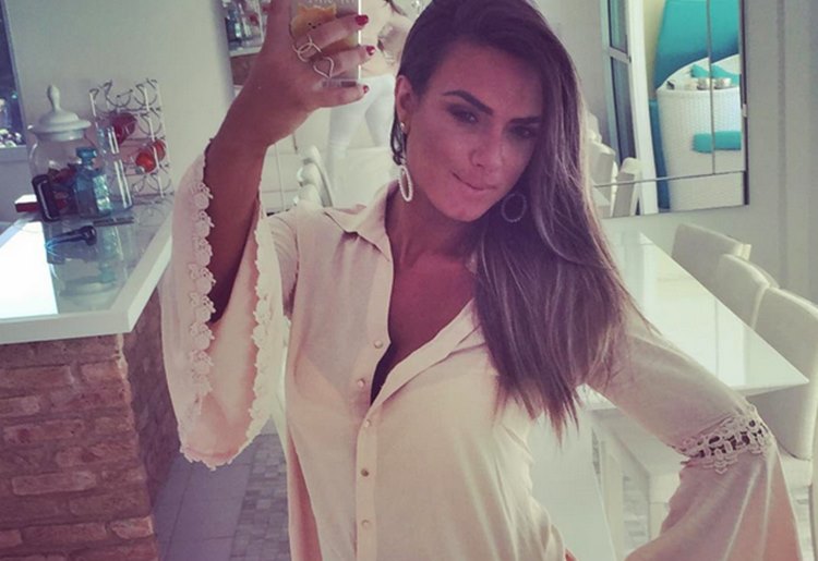 Record desmente negociação com Nicole Bahls para o programa da Sabrina