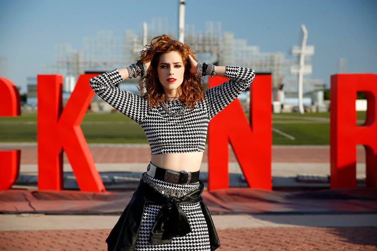 Sophia Abrahão posa em ensaio inspirado em Rock´n Roll