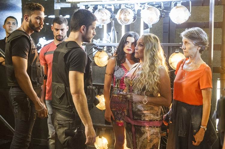 Dante chega bem perto de pegar Zé Maria