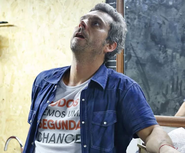 Romero descobre traição de Atena