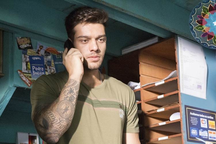 Uodson conserta elétrica do hostel para apresentação de Ciça