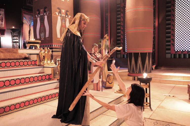 Os Dez Mandamentos - Yunet volta a morar no palacio Munir Chatack/Record