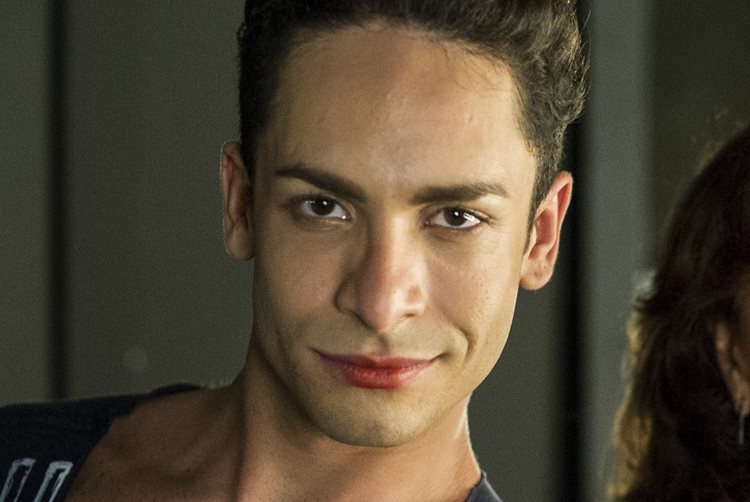 Ator de ‘Verdades Secretas’ leva tombo e se machuca em praia no Rio