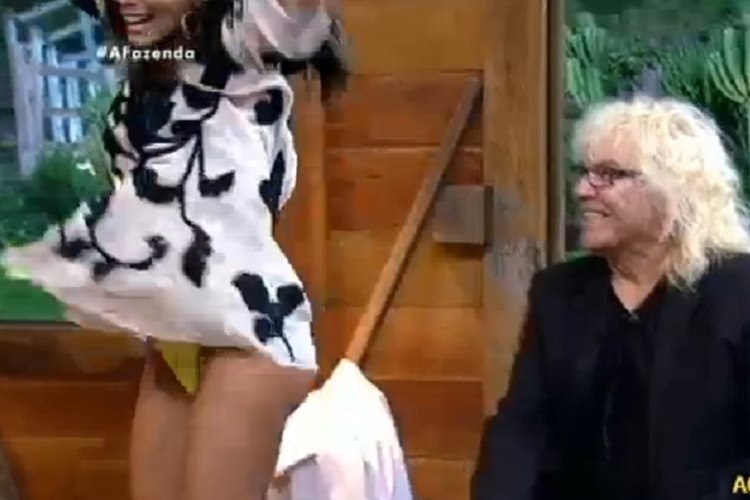 A Fazenda 8 - Carla mostra calcinha Reprodução/Rede Record
