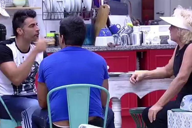 A Fazenda 8 - Peões conversam Reprodução/Rede Record