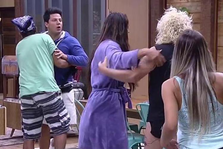 A Fazenda 8 - Thiago e Ovelha discutem Reprodução / Rede Record