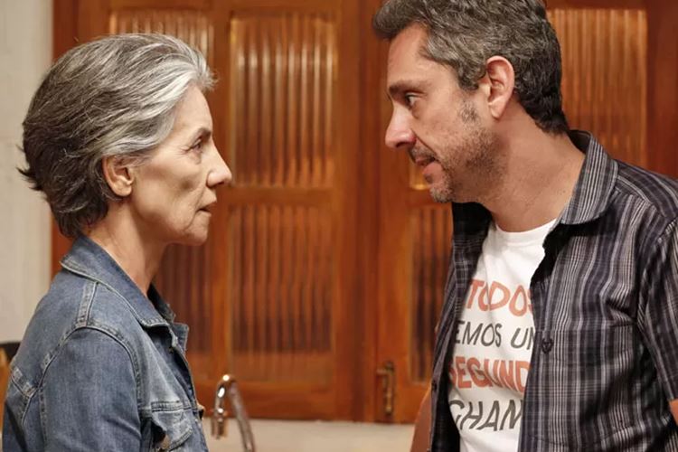 Romero ameaça acabar com a reputação de Djanira