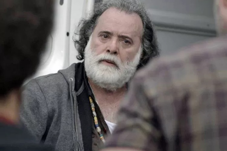 Zé Maria é obrigado a trabalhar em parceria com inimigo mortal