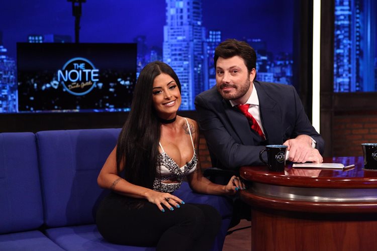 Danilo Gentili entrevista a bailarina Aline Riscado