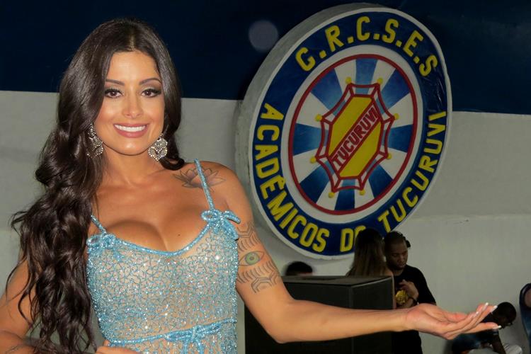 Aline Riscado é coroada rainha de bateria da Acadêmicos do Tucuruvi em SP