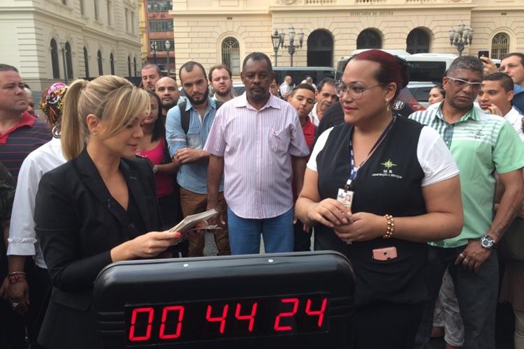 Eliana comemora 10 anos como apresentadora aos domingos distribuindo prêmios para os fãs