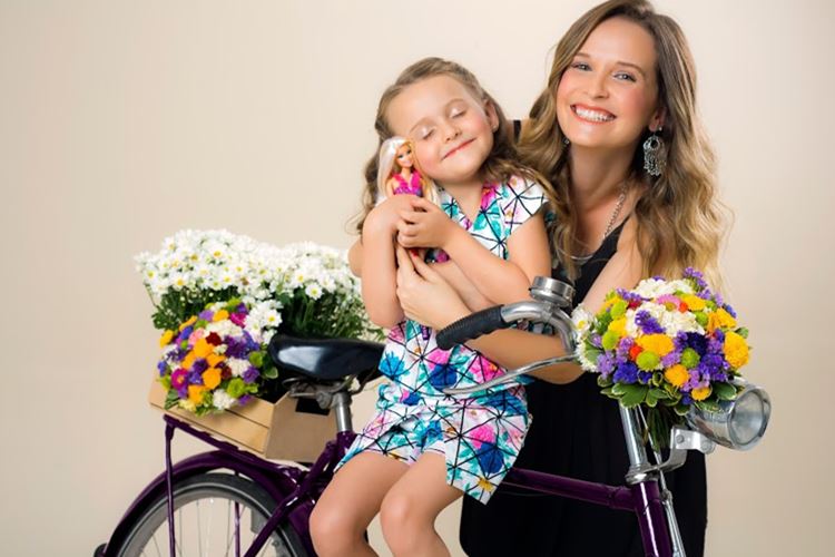 Famosas posam com suas filhas para ensaio de moda