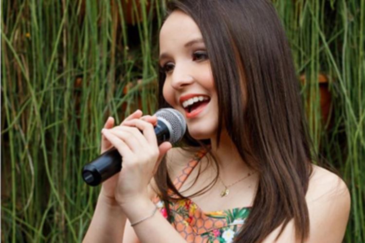 Larissa Manoela leva tombo em gravação e é afastada