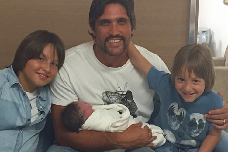 Nasce filho de Leo, que faz dupla com Victor
