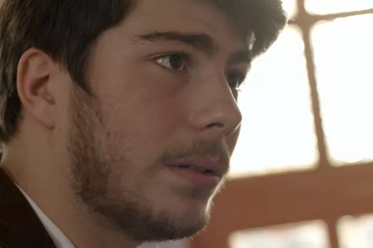 Henrique fica bolado com beijo de Tainá