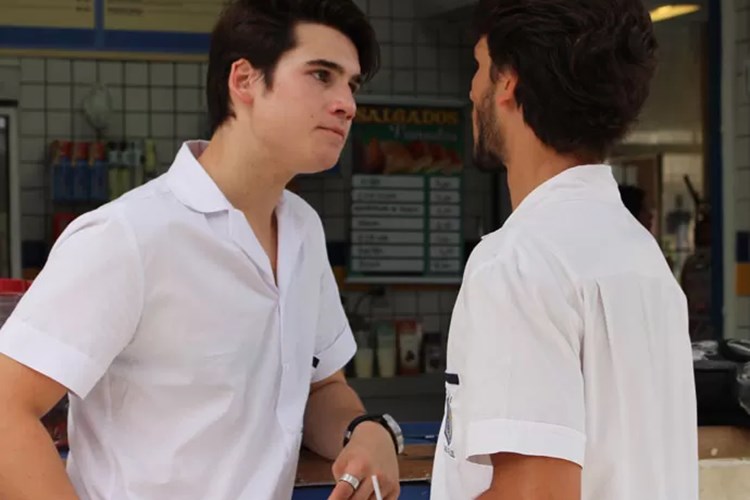 Rodrigo proíbe Roger de sair com Lívia