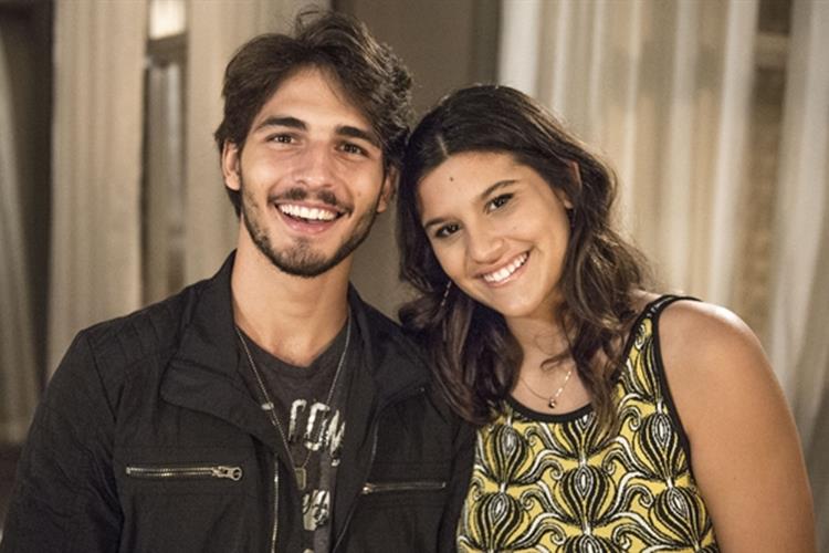 Livia apresenta Roger como namorado aos pais