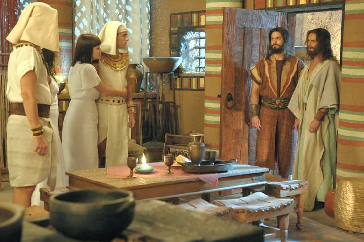 Os Dez Mandamentos - Arao ajuda Apuki a salvar a vida de Jairo Munir Chatack/Record