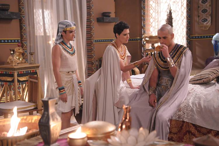 Os Dez Mandamentos - Nefertari alimenta o filho e Ramses Michel Ângelo/Record