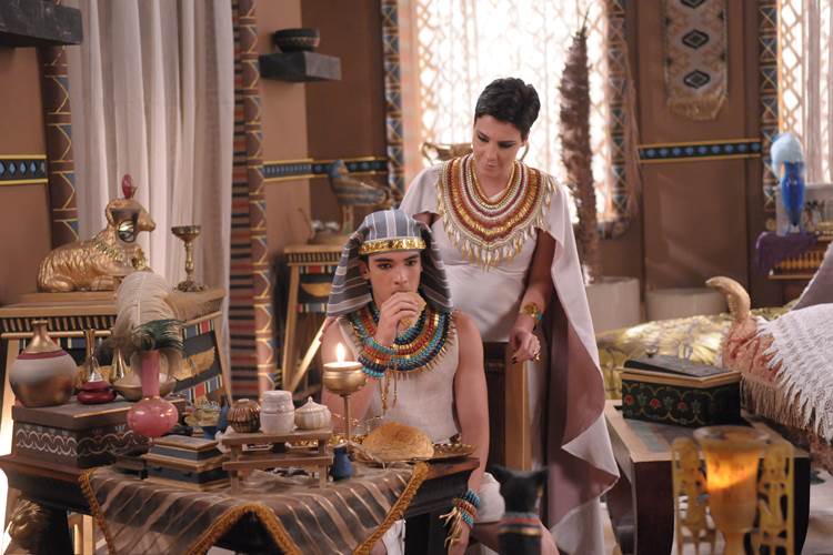 Os Dez Mandamentos - Nefertari alimenta o filho Michel Ângelo/Record