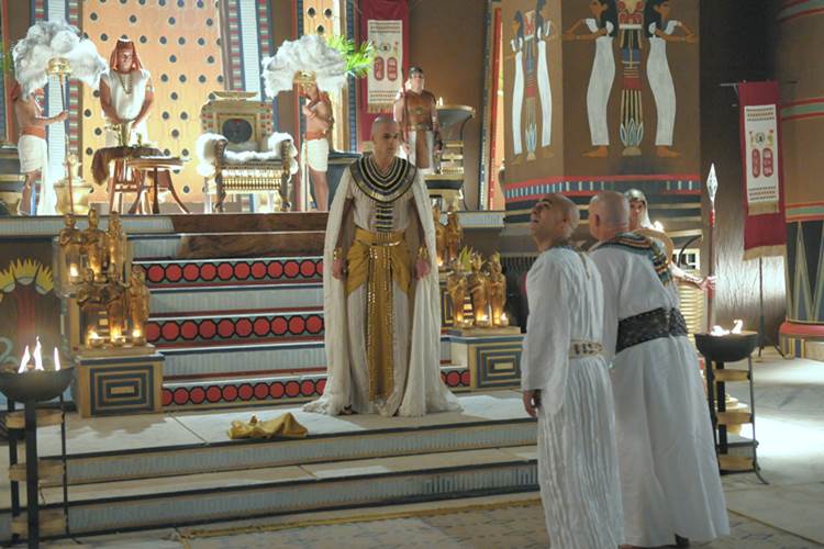 Os Dez Mandamentos - Ramsés é informado sobre a chegada da nova praga Munir Chatack/Record