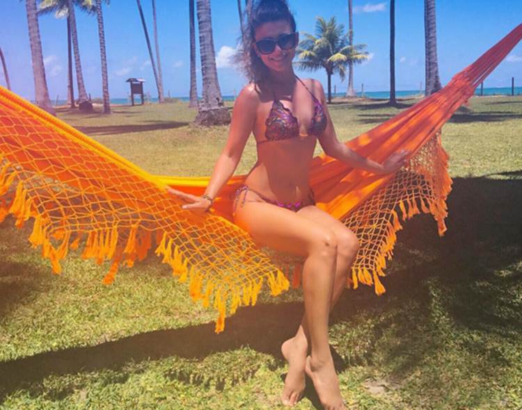 Paula Fernandes exibe foto de biquíni