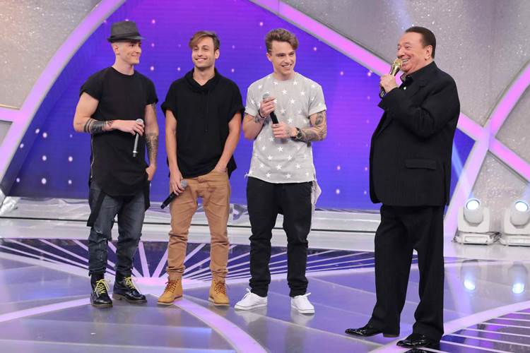 Raul Gil recebe banda Fly e veteranos do sertanejo