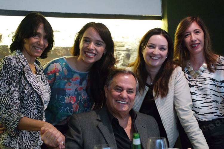 Ronnie Von almoça com fãs