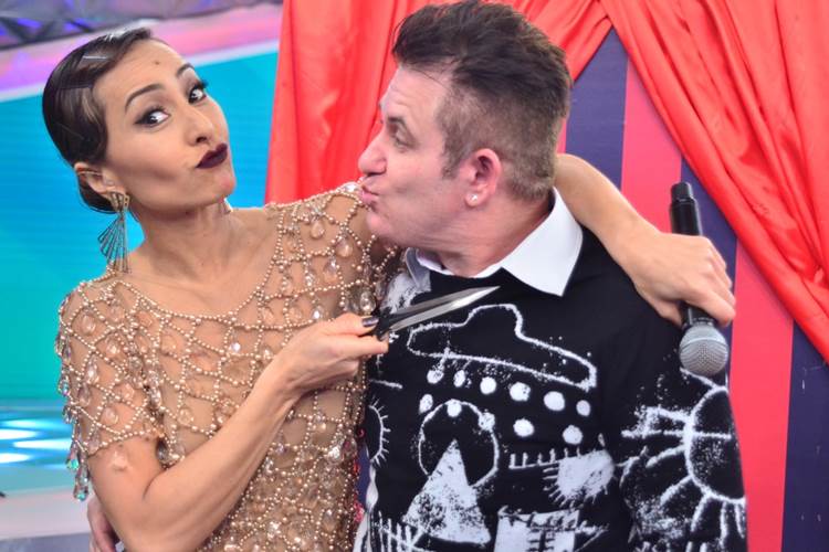 Em brincadeira, Marrone, da dupla com Bruno, tenta beijar Sabrina Sato