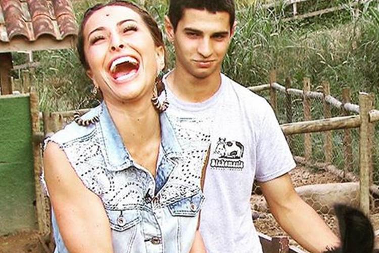 Sabrina Sato brinca com crianças em fazenda e recebe filhos de famosos no palco