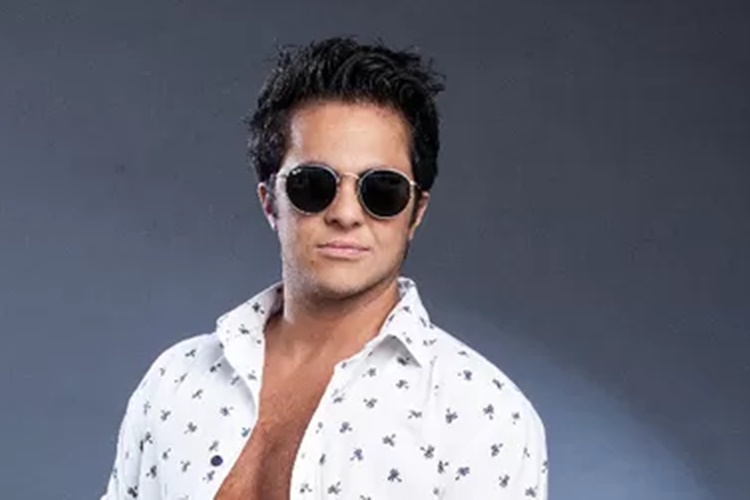 Thammy mostra peitoral peludo em ensaio para capa de revista