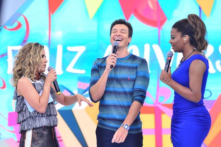 Rodrigo Faro ganha homenagem de aniversário em seu programa