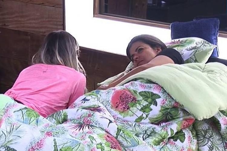 A Fazenda 8 - Ana e Mara conversam Reprodução/Rede Record