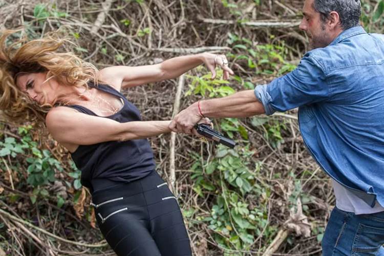 Romero nocauteia Atena e foge de capanga de Zé Maria