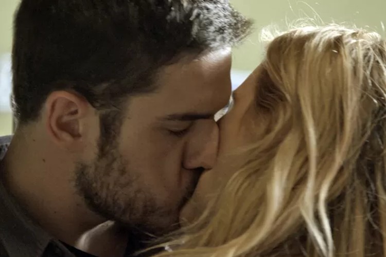 Lara ganha beijo de Dante