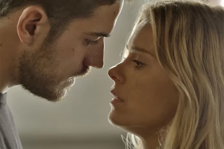 Lara vai para a cama com Dante