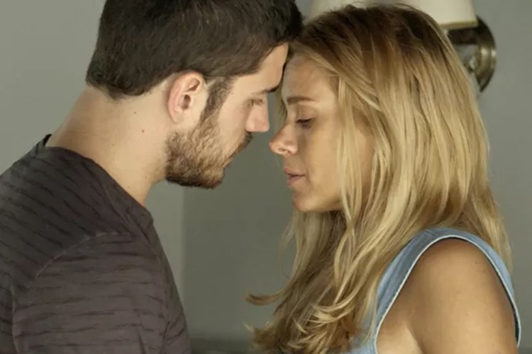 Lara e Dante são flagrados na intimidade