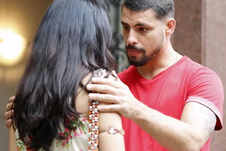 Juliano se humilha e implora o perdão de Tóia