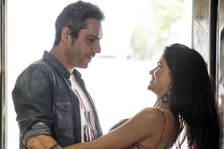Romero decide ficar com Tóia e a salva da morte