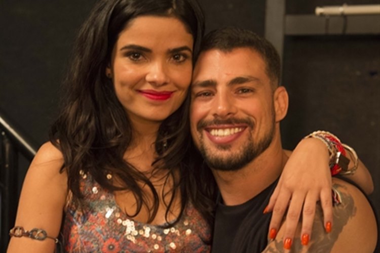 Beijo e discussão no reencontro de Tóia e Juliano