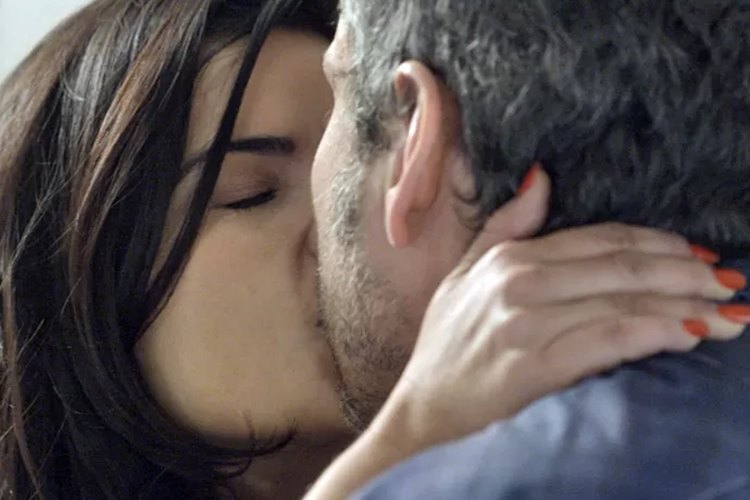 Tóia beija Romero em despedida