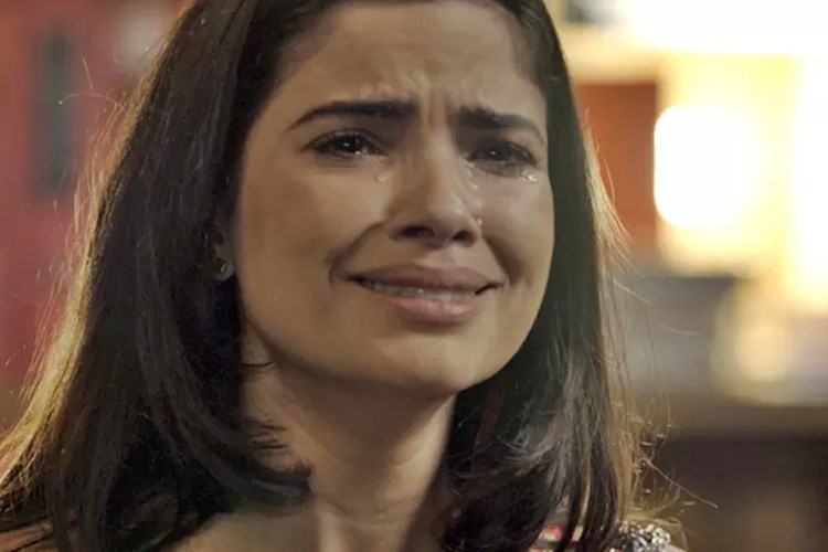 Tóia cai em prantos por Juliano