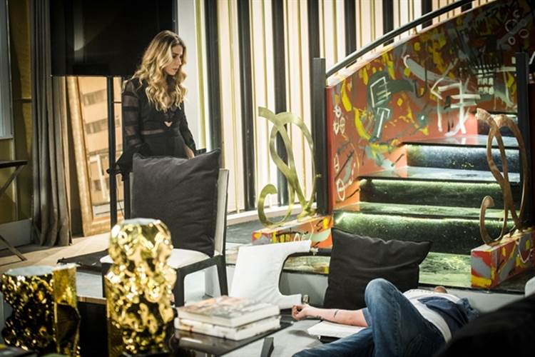 Romero desmaia e Atena se desespera