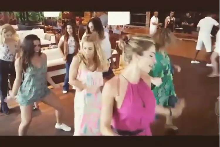 Anitta dança ‘Bang’ com famosas no aniversário de Angélica