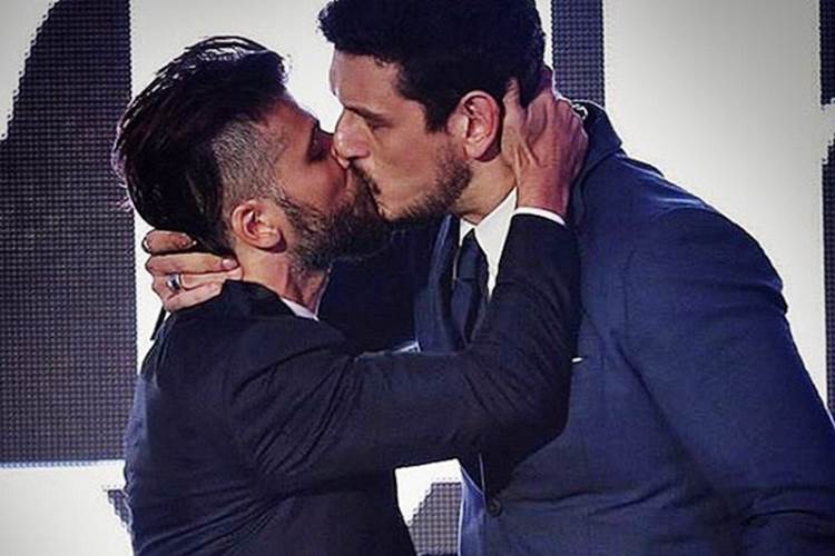 Bruno Gagliasso beija ex de Sabrina Sato em noite de premiação