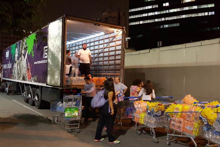 Carreta com doações Reprodução/Instagram/fernando